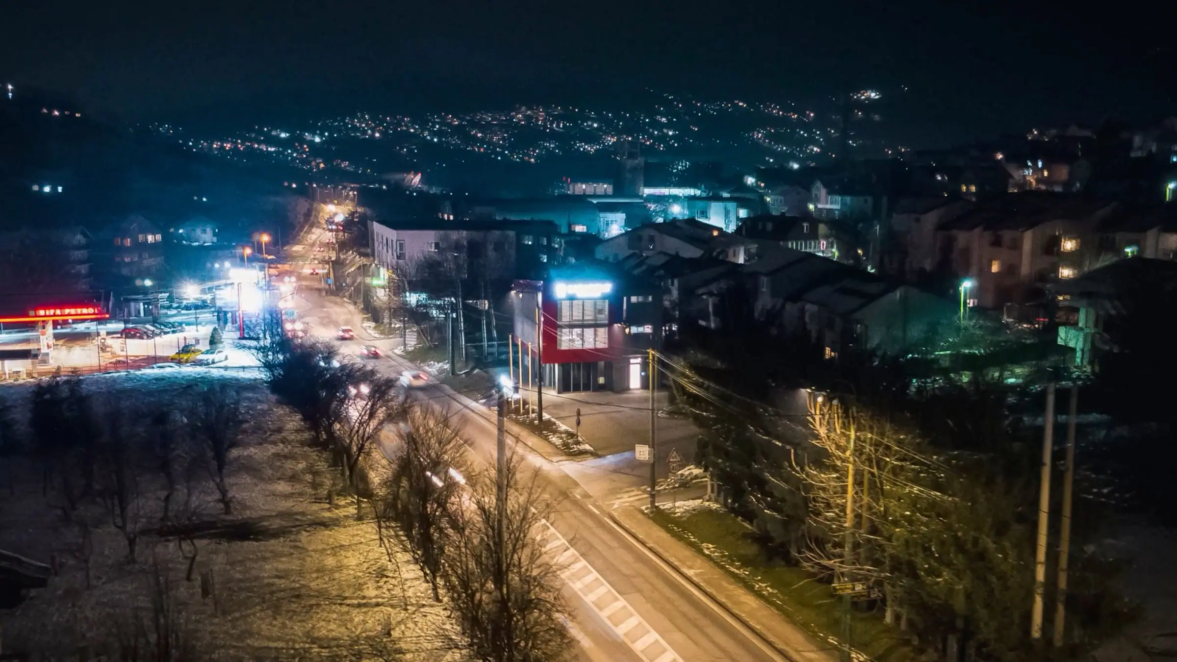 Zgrada klinike Saradent iz zraka, noću