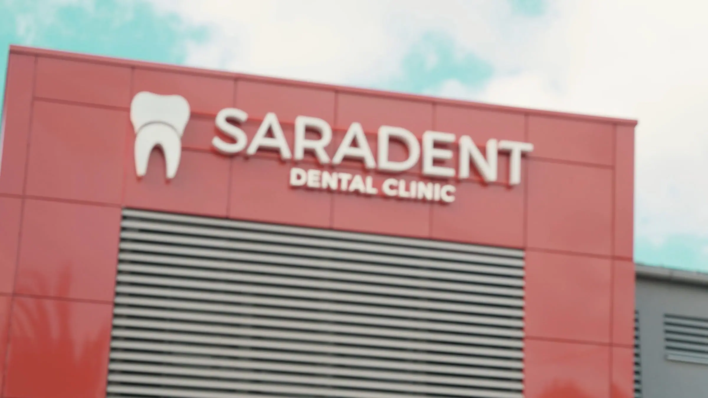 Natpis Saradent Dental Clinic na fasadi zgrade