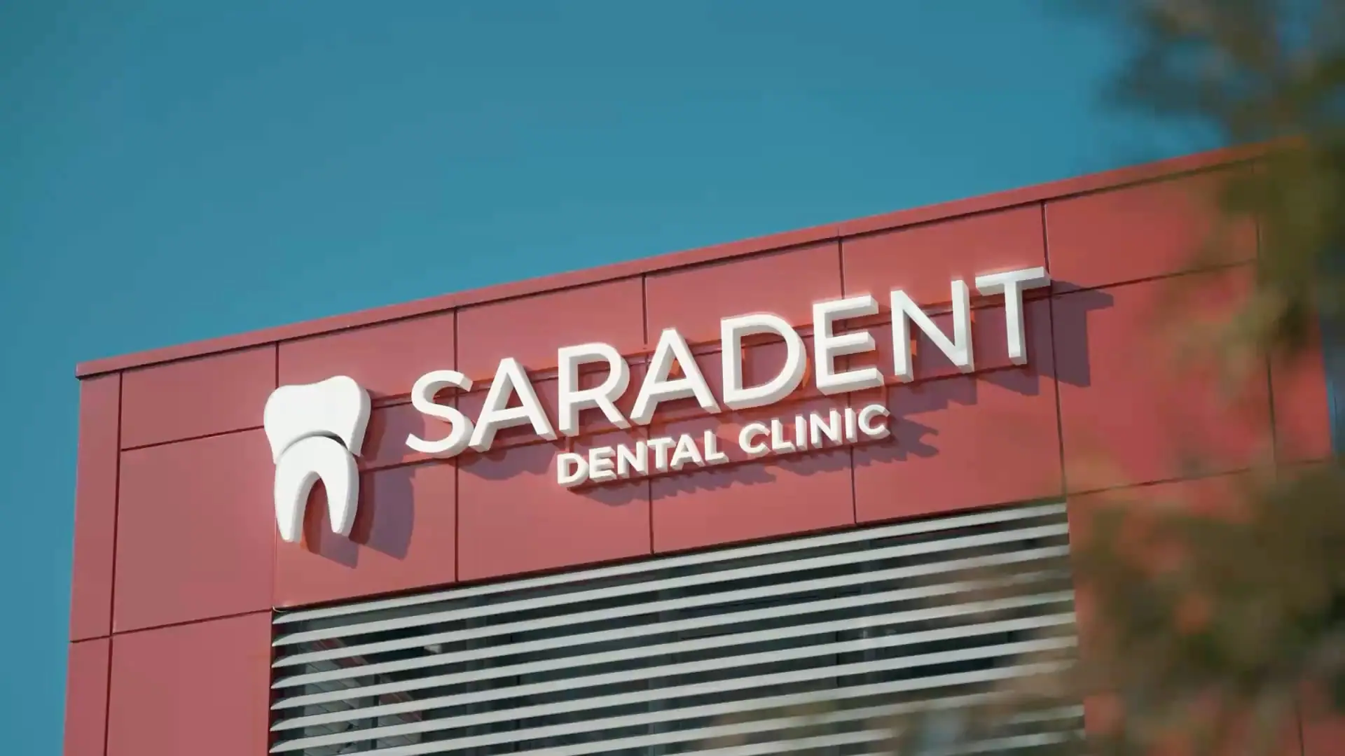 Natpis Saradent Dental Clinic na fasadi klinike