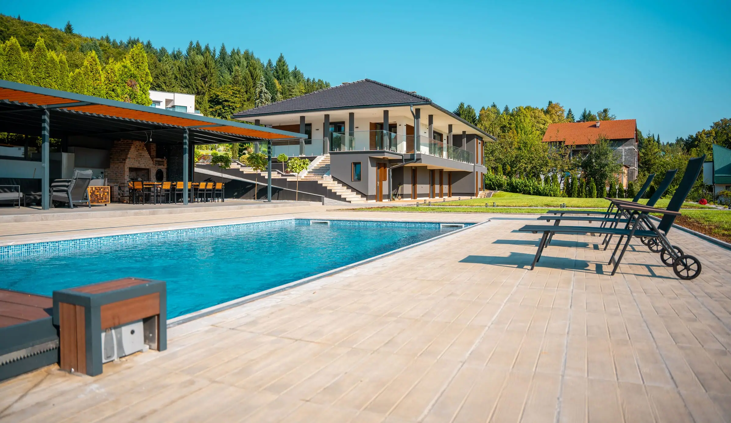 Bazen Hillmax Residence s ležaljkama, danju