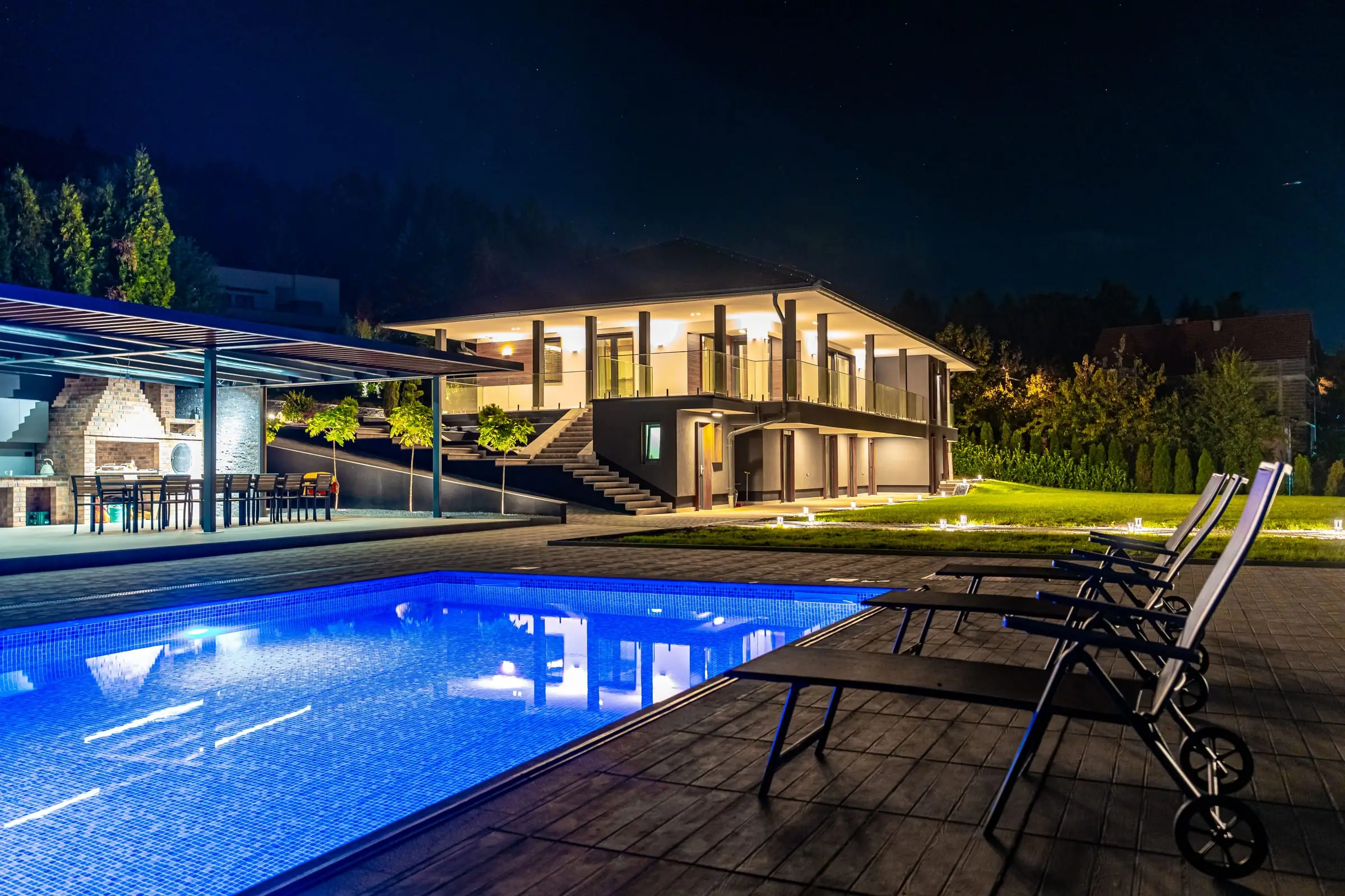 Hillmax Residence noću, s osvijetljenim bazenom