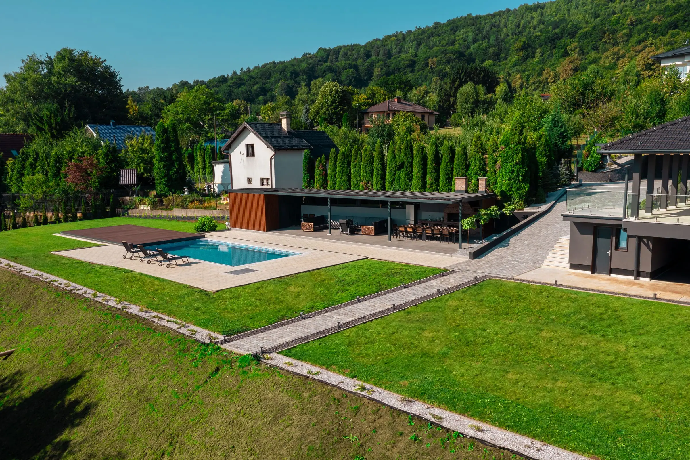 Hillmax Residence iz zraka – kuća, bazen i uređeno dvorište