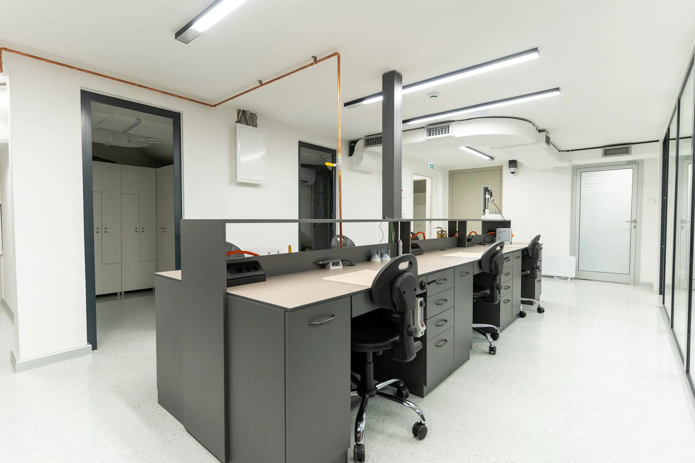 Hodnik i radna mjesta u zubotehničkom laboratoriju