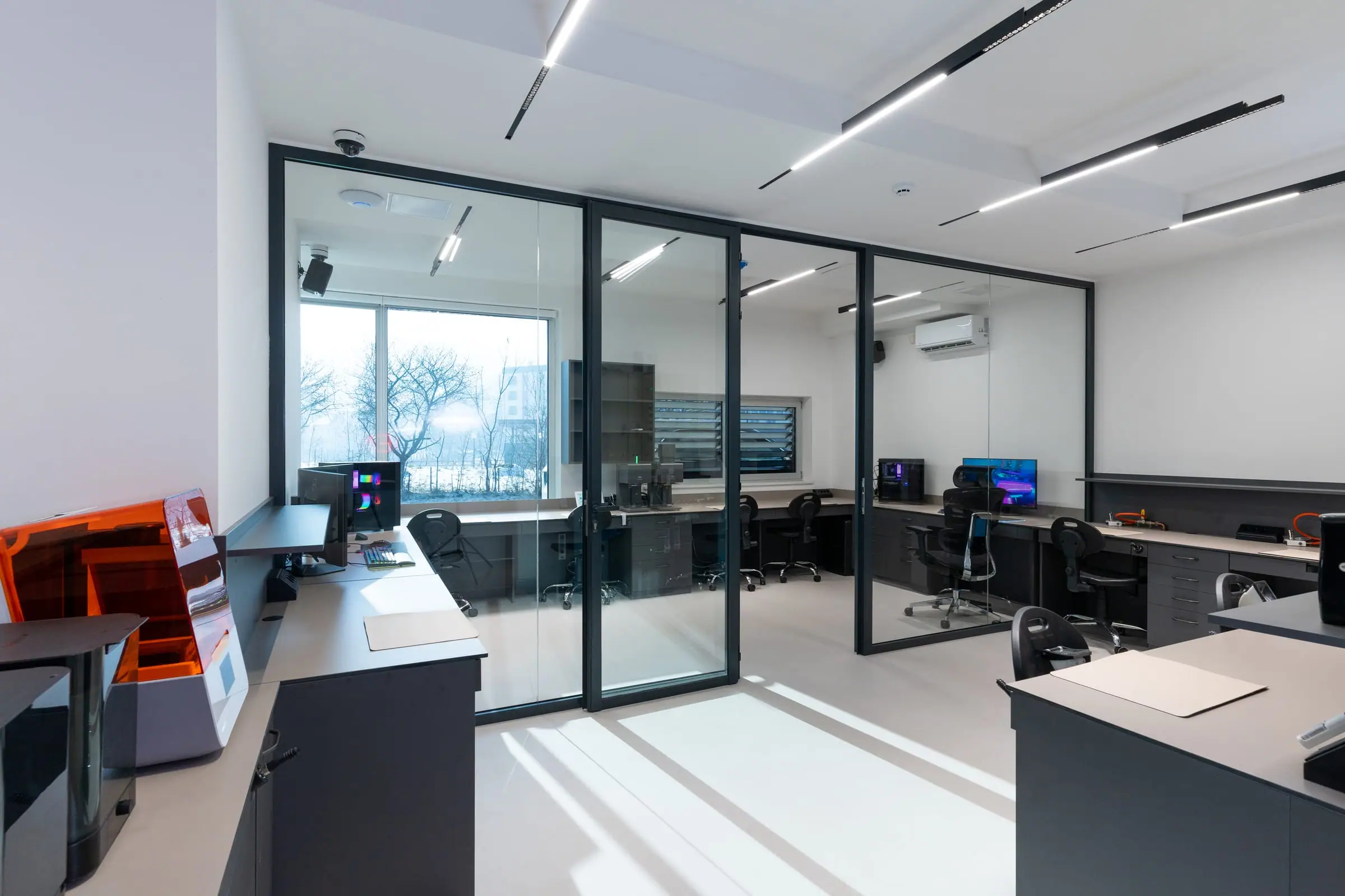 Laboratorij iza staklenih zidova s 3D printerom