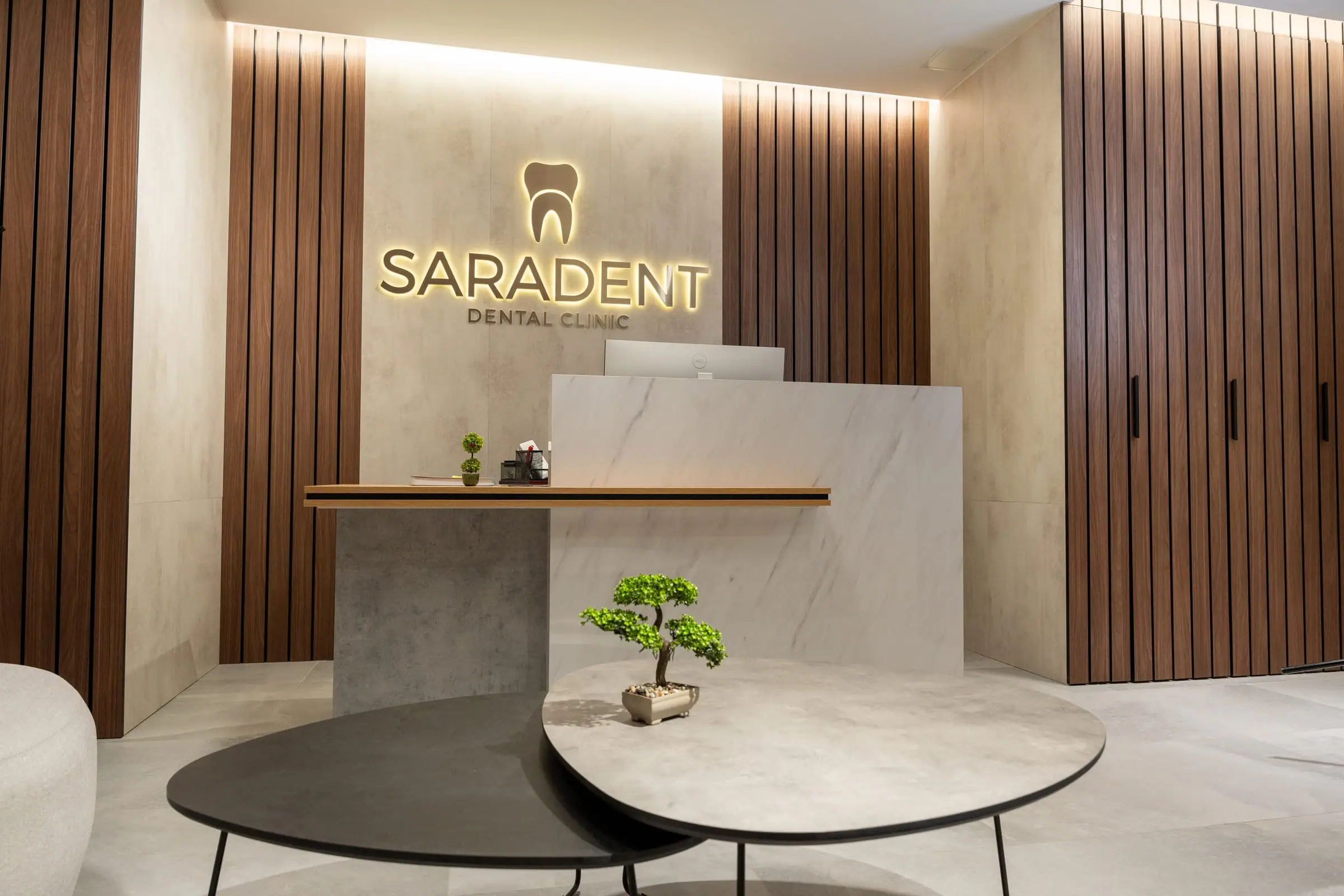 Recepcija s bonsaijem u prvom planu