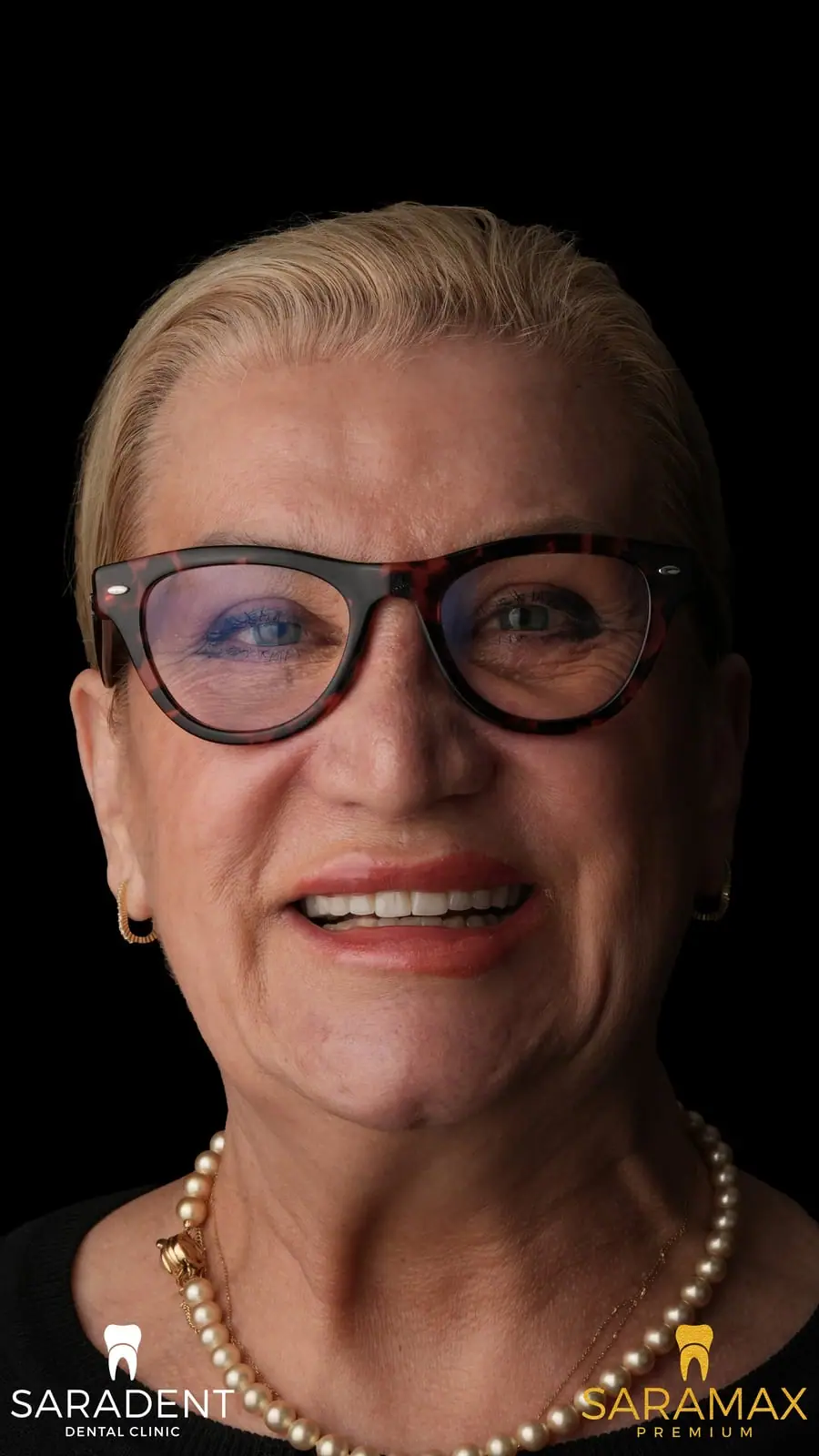 Starija žena s naočalama i novim osmijehom